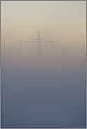 dichter Nebel... Strommast *Nordrhein-Westfalen* über Wiesen und Feldern